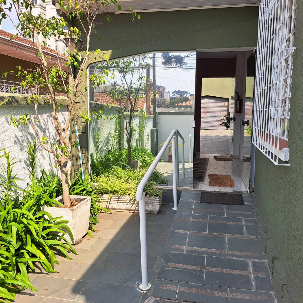 Acesso pela área externa à sala de espera da casa em se localiza o consultório de psicanálise em Curitiba de Marcelo Araldi, no Alto da XV.
